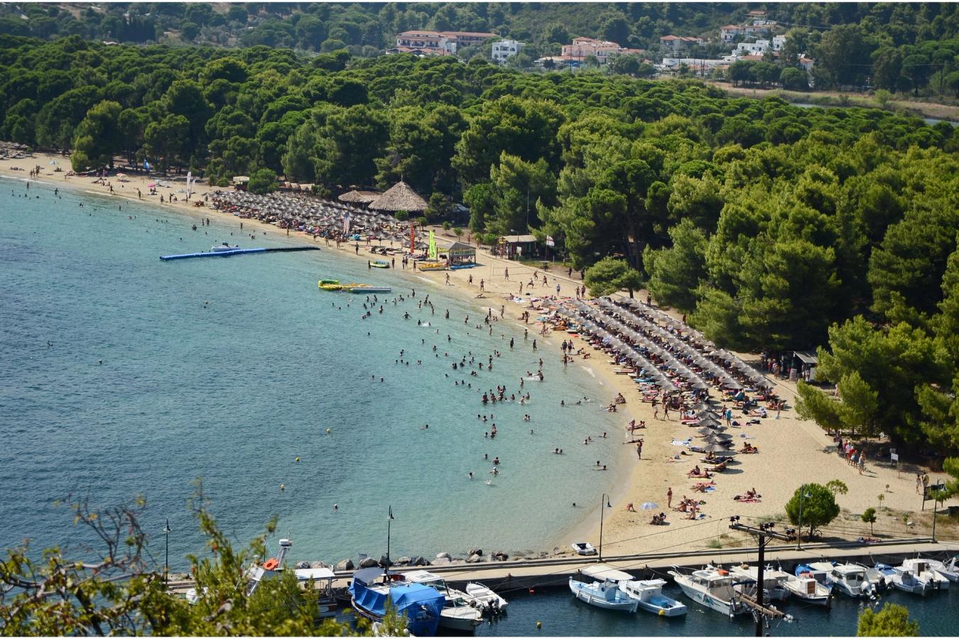 Utsikt över den populära Koukounaries-stranden på Skiathos