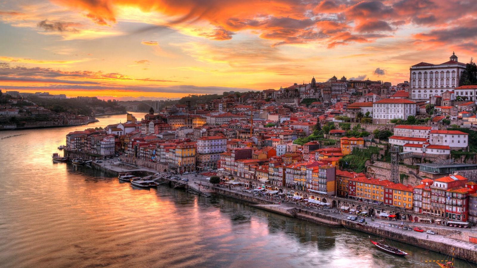 Vakker solnedgang over Porto og Douro-elven 