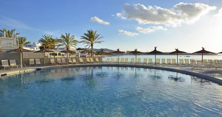 Alua Hawaii Ibiza ligger med vakker utsikt over San Antonio-bukten på Ibiza og har et stort, nydelig bassengområde.
