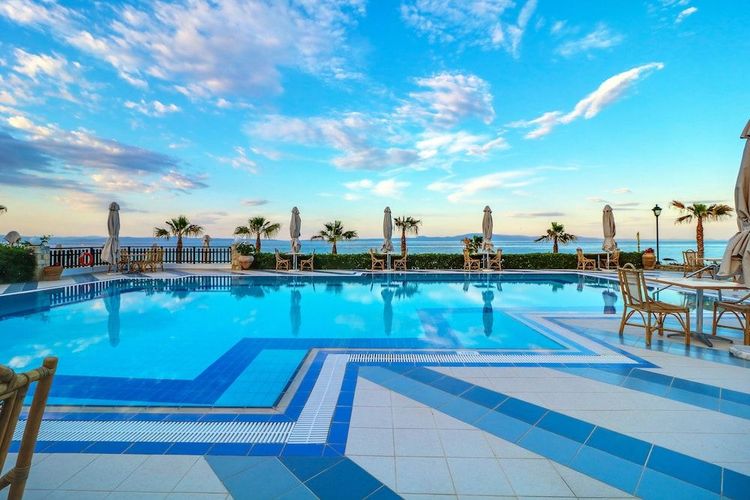 Aegean Melathron Thalasso Spa Hotel ligger rett ved strandpromenaden i Kallithea, og har 8 bassenger å nyte.