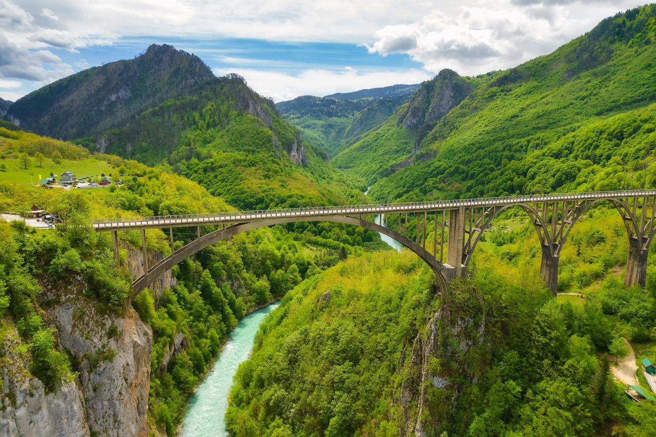 Utsikt över Europas längsta ravin, Taraklyftan i Durmitor nationalpark i Montenegro