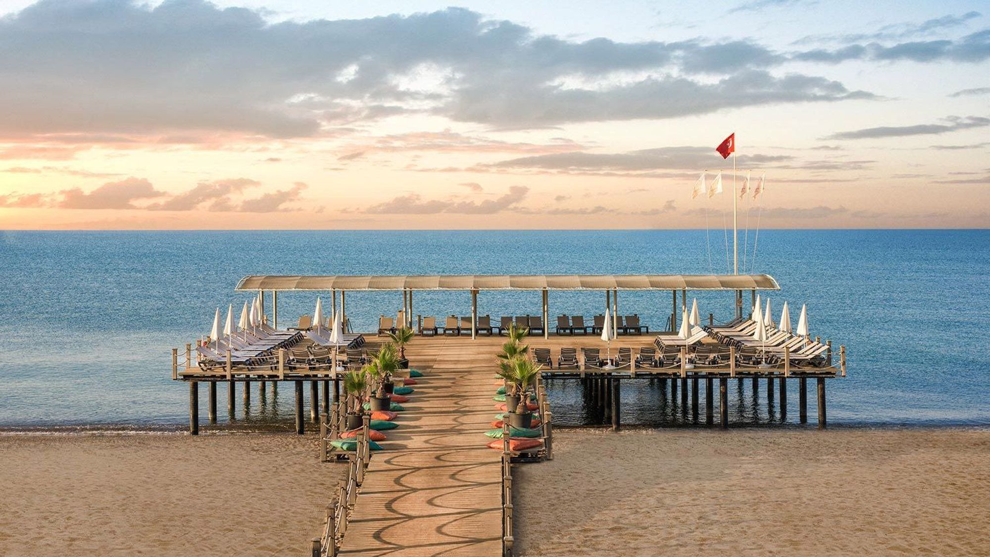 Brygge på en av de vakre strendene i Belek på Antalyakysten i Tyrkia