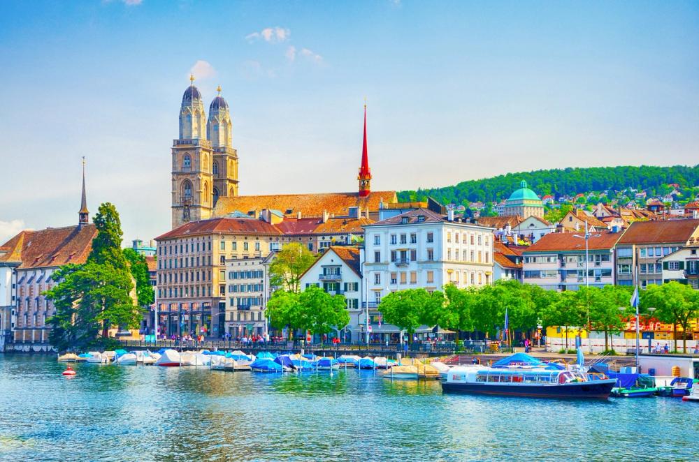 Zürich i Schweiz med Grossmunster-katedralen i bakgrunden