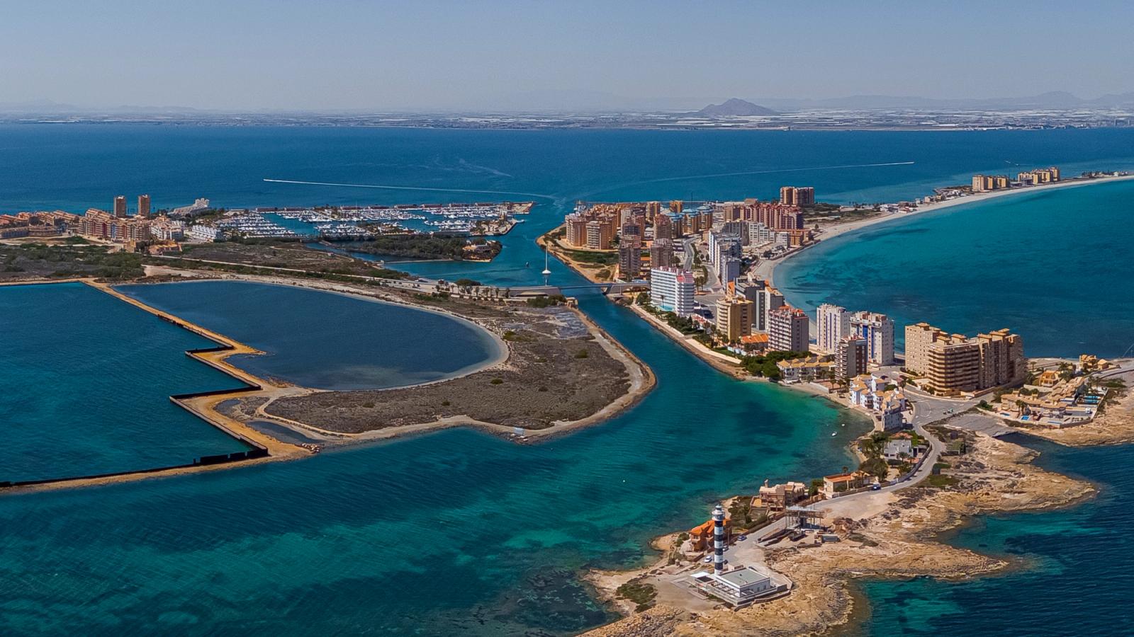Panoramautsikt over La Manga på Costa Calida i Murcia-regionen i Spania
