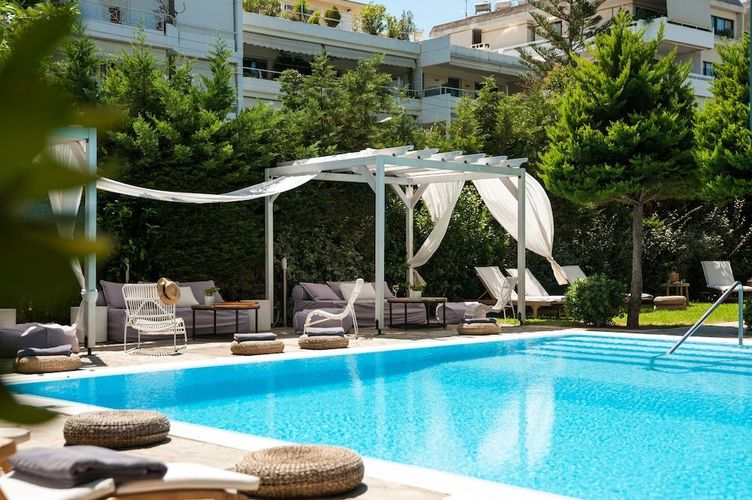 Bo på et hotell med svømmebasseng, tett på stranden i Glyfada, Athen