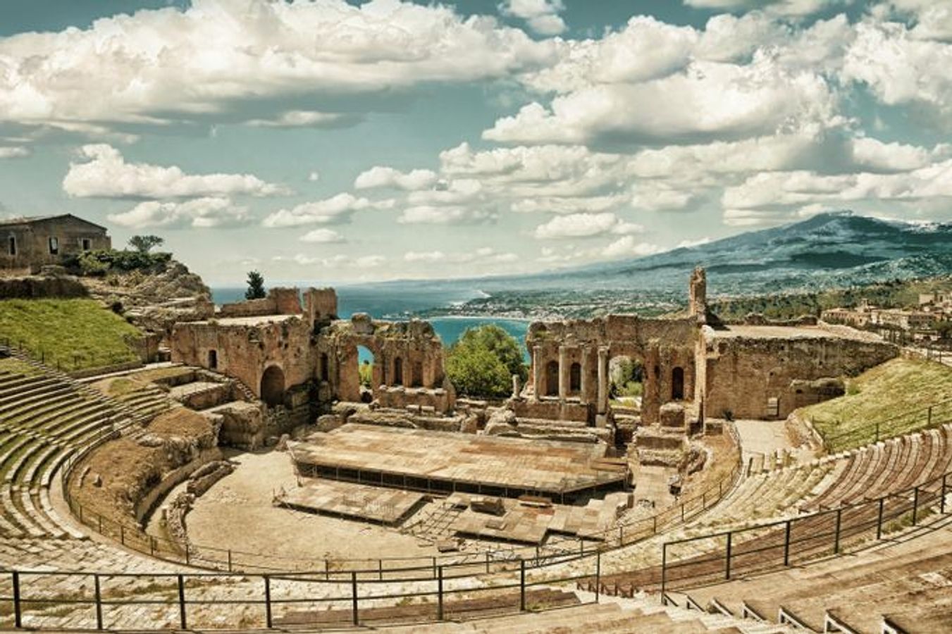 Utsikt over det gresk-romerske teateret i Taormina med vulkanen Etna i horisonten