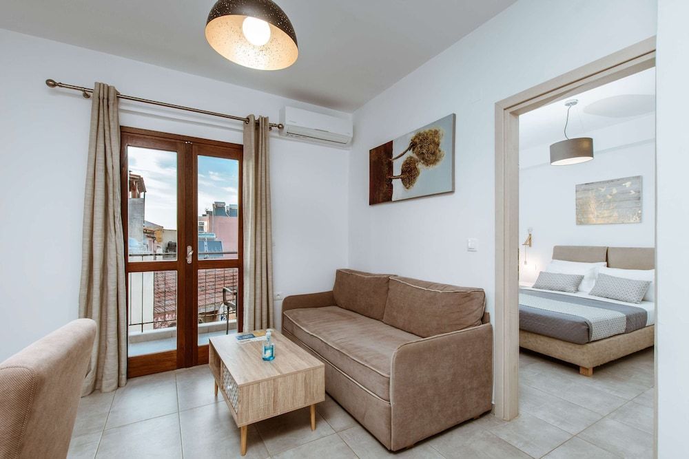 Deluxe Hotel - Image 4