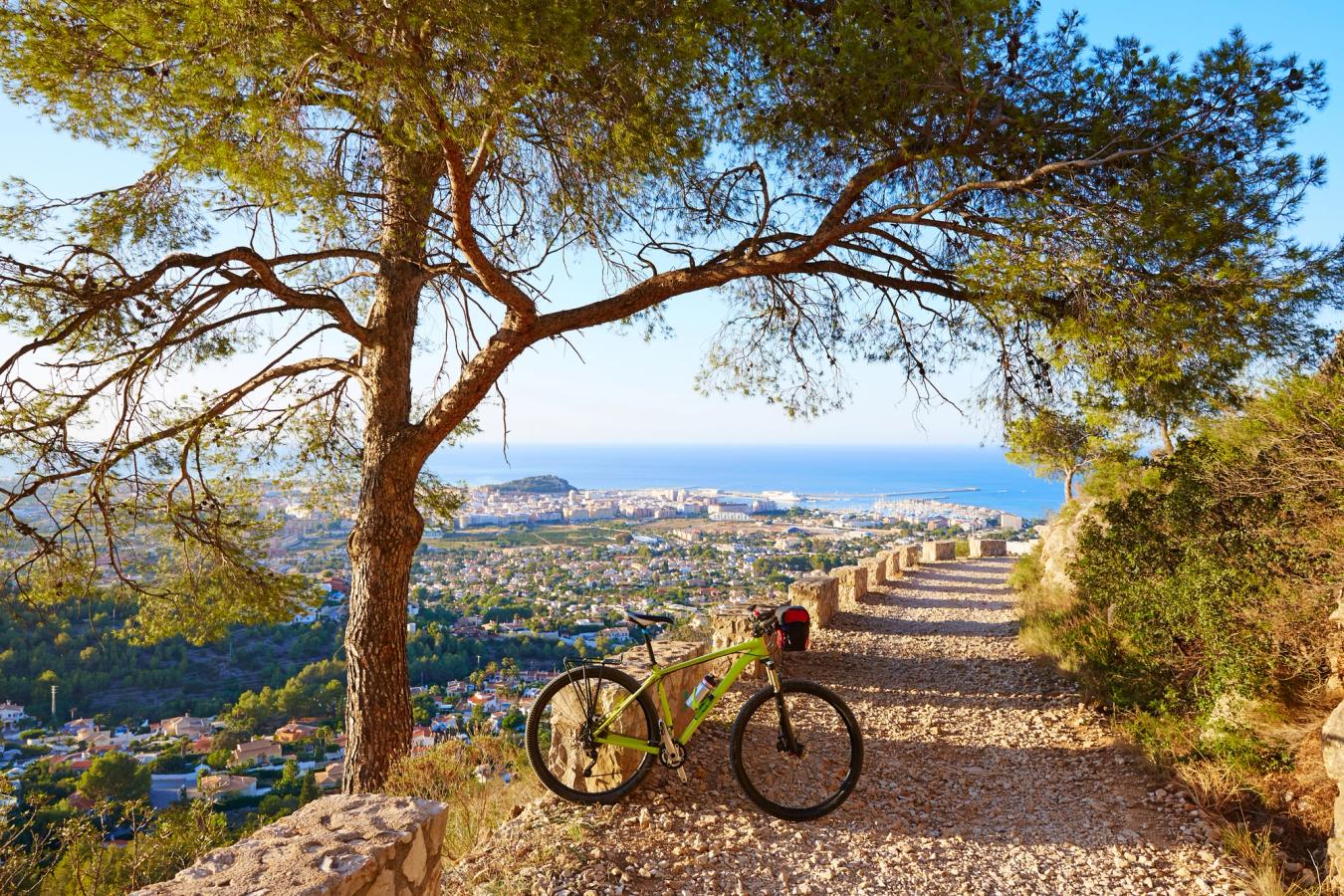 Utsikt over byen Denia og havet med fine gangveier for vandre- og sykkelturer på Costa Blanca