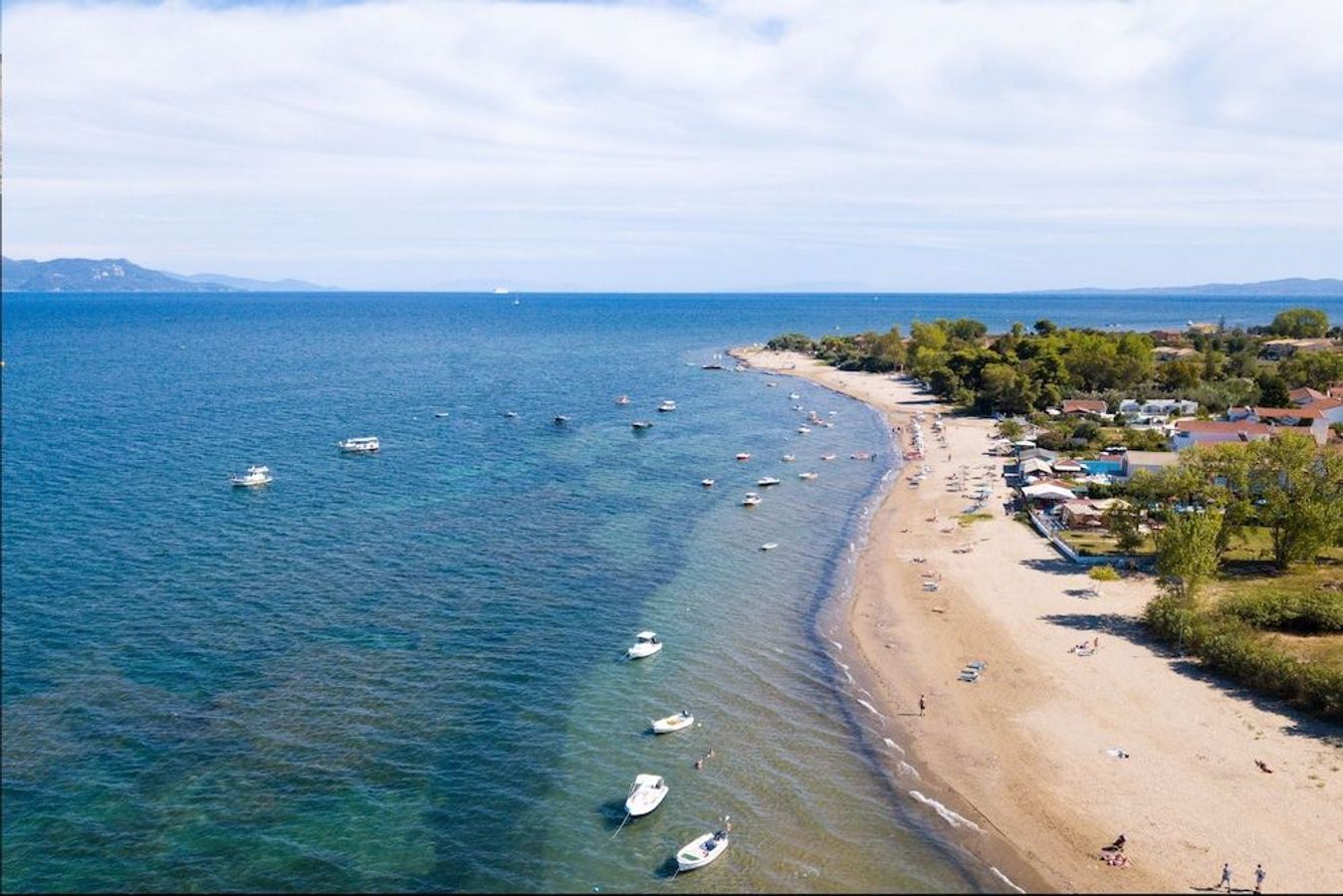 Panoramautsikt over den deilige sandstranden i Kavos på Korfu i Hellas