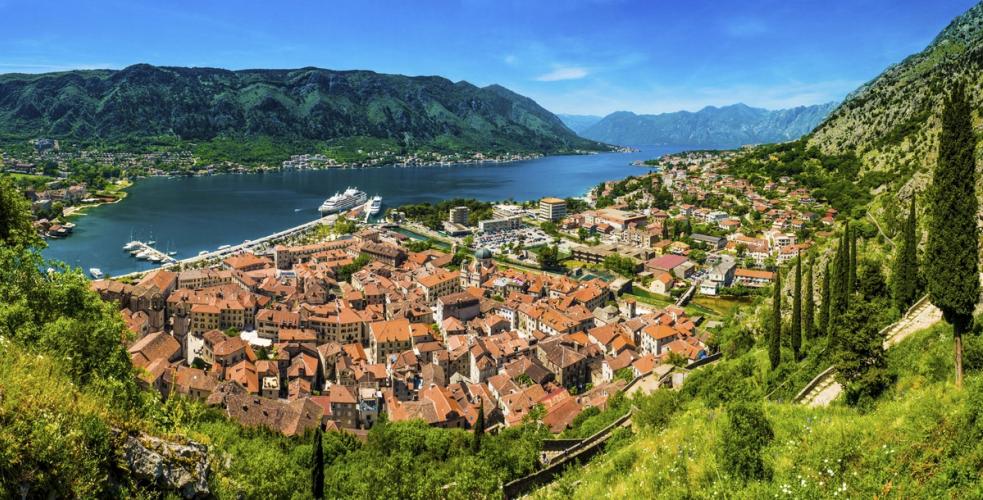 Utsikt over Kotor og det vakre landskapet i Montenegro