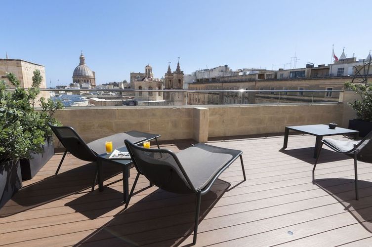 På La Falconeria Hotel i Valletta har du möjlighet att boka rum med terrass och utsikt över de historiska takåsarna i stan.