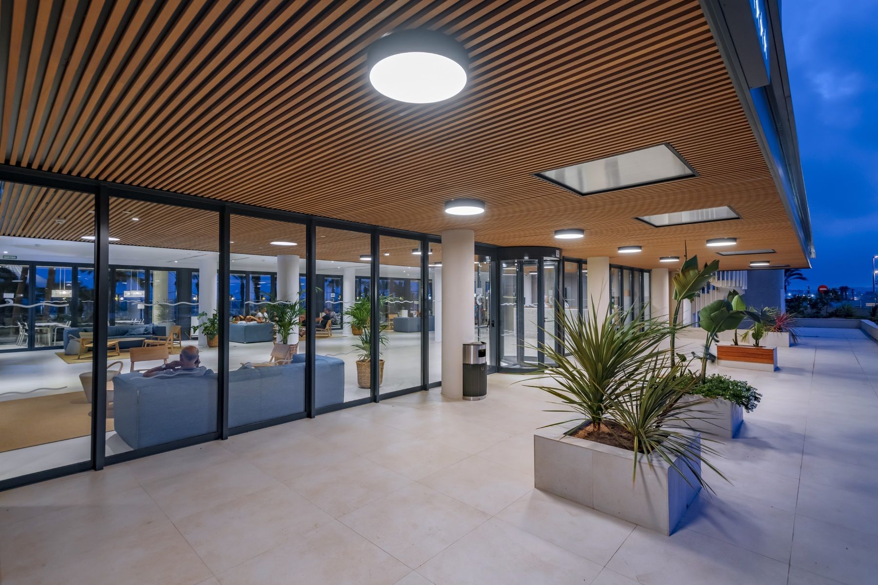 Caprici Beach Hotel - Image 9