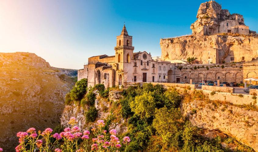 Utsikt til byen Matera i Basilicata-regionen sør i Italia, kjent for grotter og kirker.