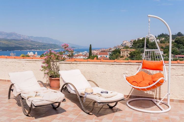 Virginia Hotel i Samos stad har en härlig takterrass med utsikt över staden och bukten.