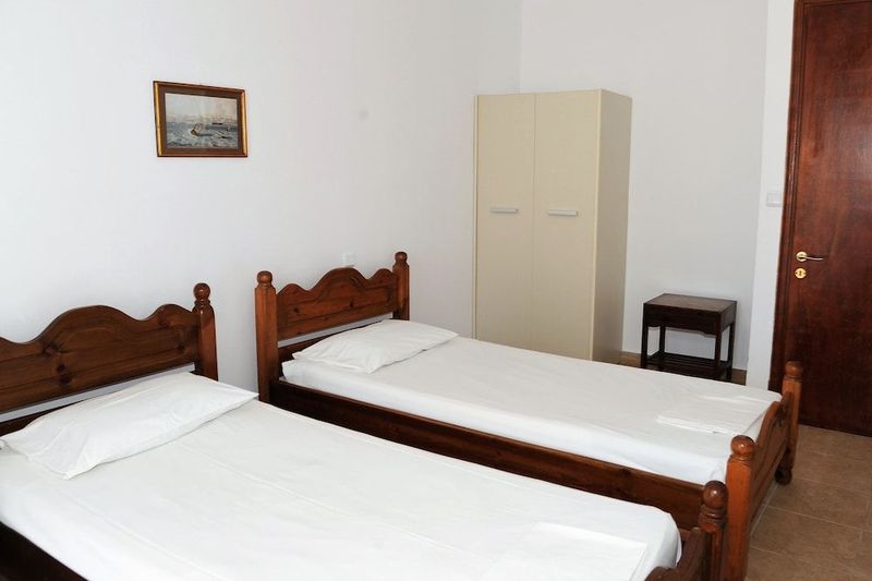 Captain's Studios & Apartments - Image 3