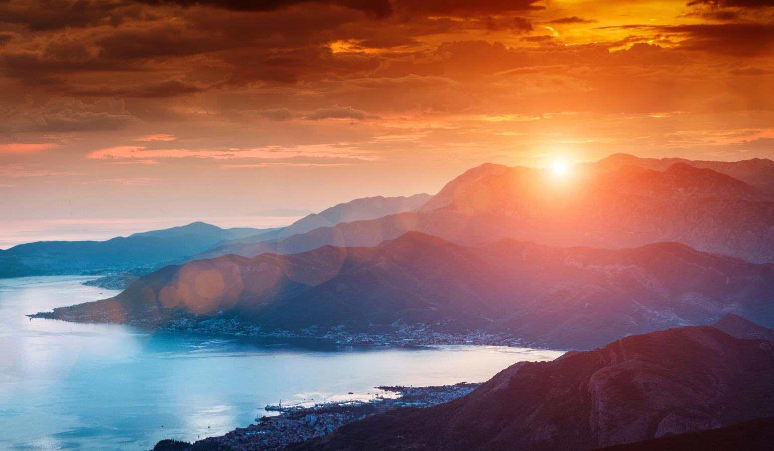 Solnedgang over Kotorbukta i Montenegro