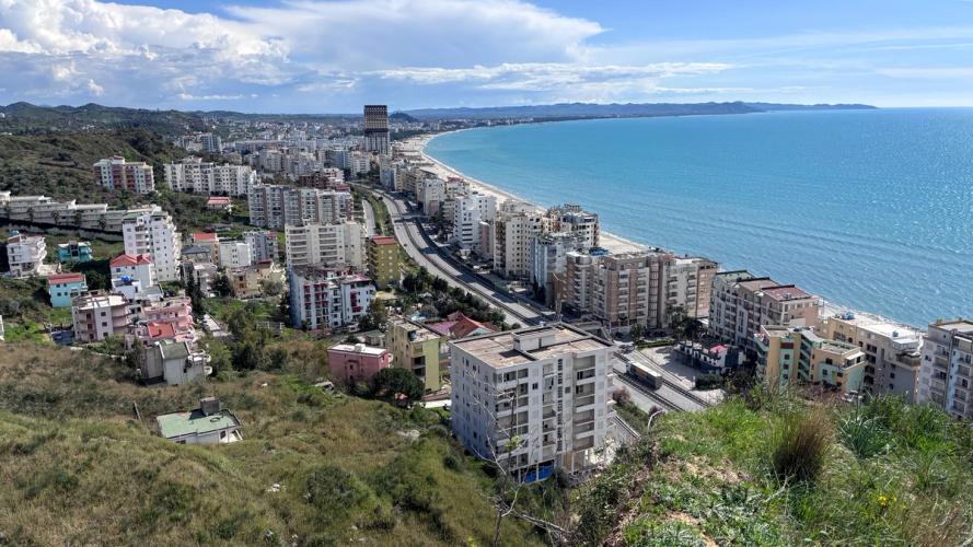 Panoramautsikt over Golem, stranden og det azurblå Adriaterhavet i Albania