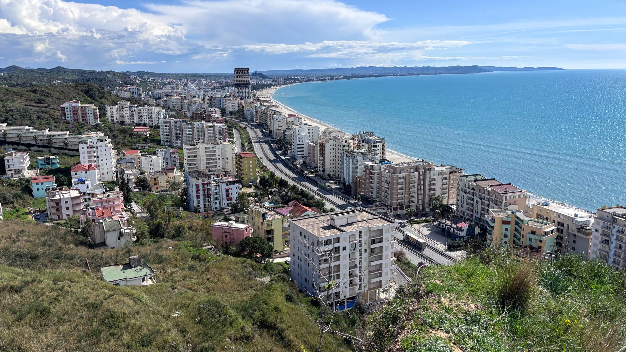 Panoramaudsigt over Golem, stranden og det azurblå Adriaterhav i Albanien