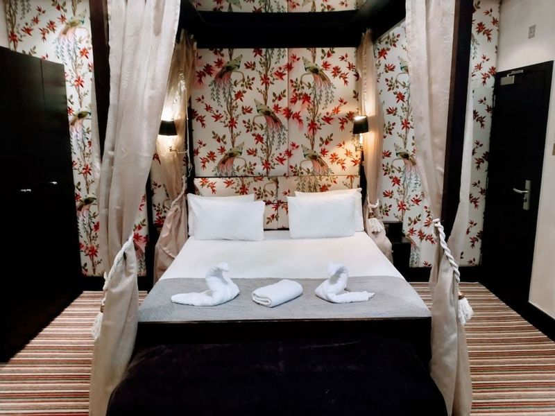 Edward Hotel - Image 2