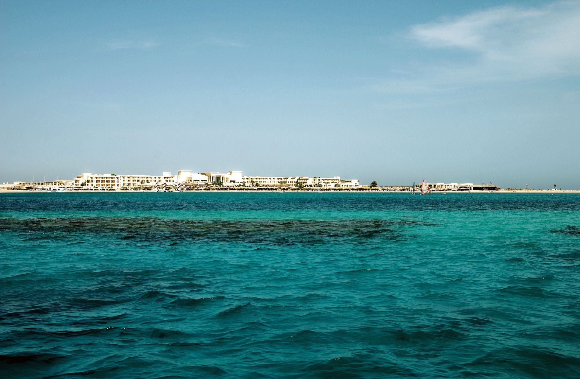 Utsikt til stranden og hoteller i Soma Bay i Egypt