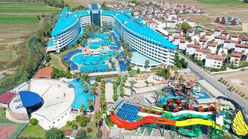 Crystal Admiral Resort Suites & Spa - Image 7