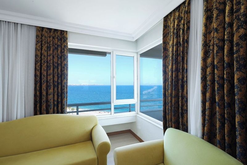 The Corner Park Hotel - Image 5