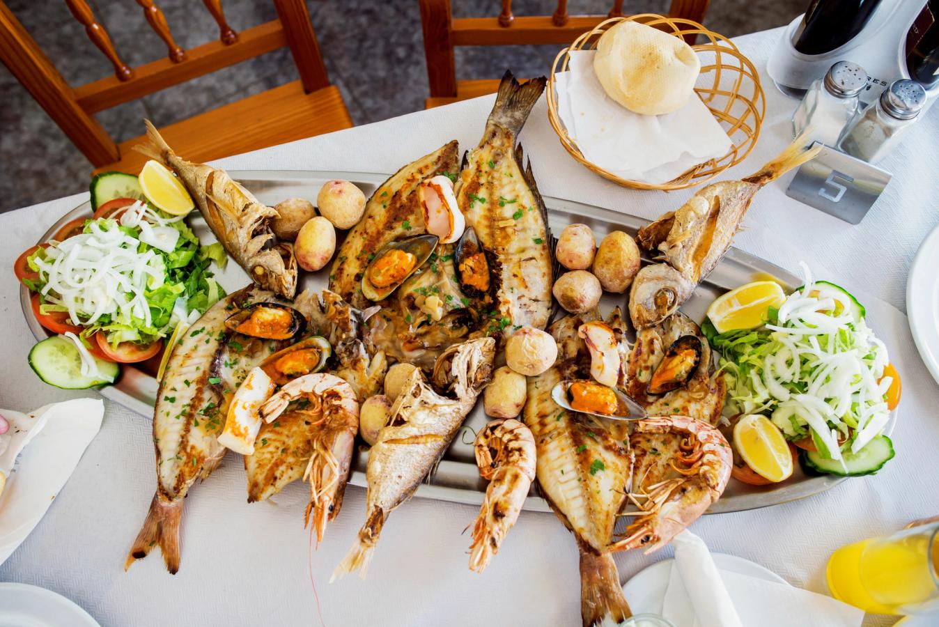 Nydelige fisk og skalldyrsretter på restaurantene i Port d'Antratx på Mallorca