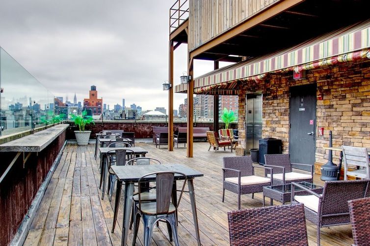 Nyt utsikten over Manhattan fra takterrassen på The RIDGE Hotel.