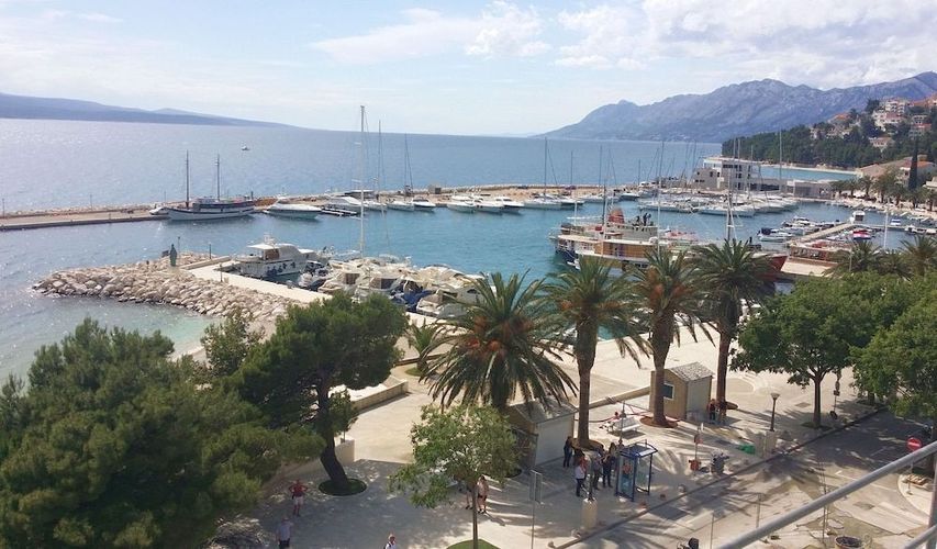 Grand Hotel Slavia ligger med havet som nærmeste nabo i Baska Voda på Makarska-rivieraen i Kroatia.
