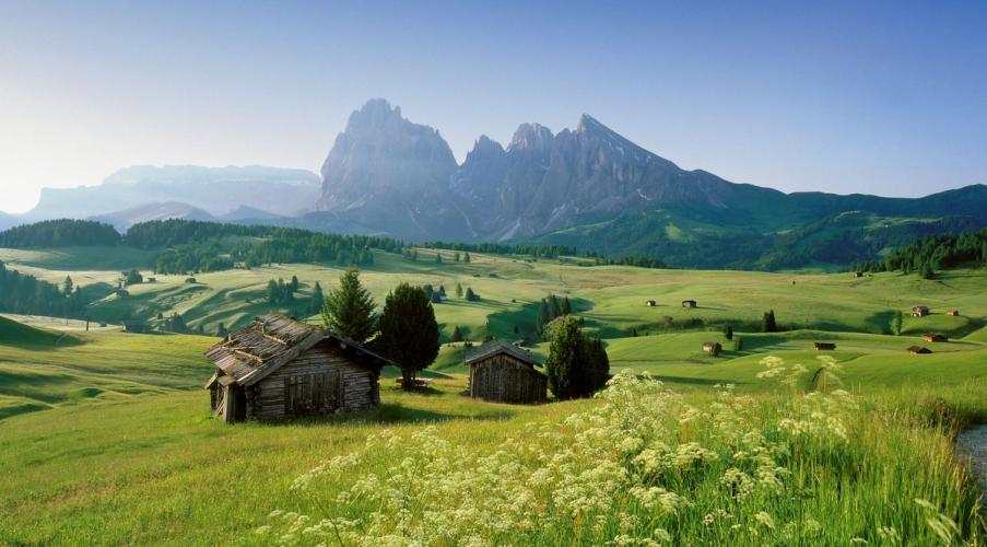 Udsigt over det grønne, smukke landskab og Dolomitterne i Trentino Sydtyrol, Italien