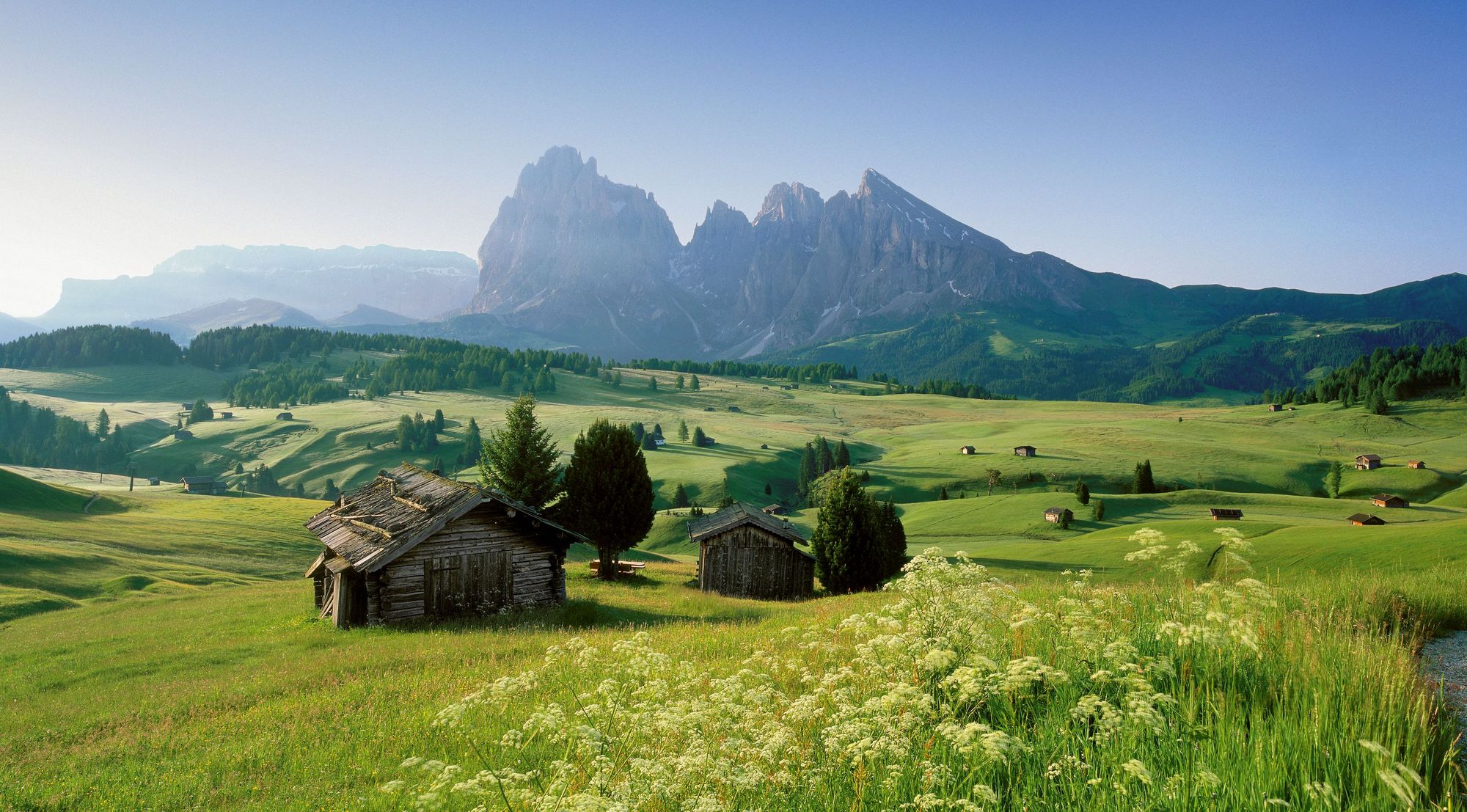 Udsigt over det grønne, smukke landskab og Dolomitterne i Trentino Sydtyrol, Italien