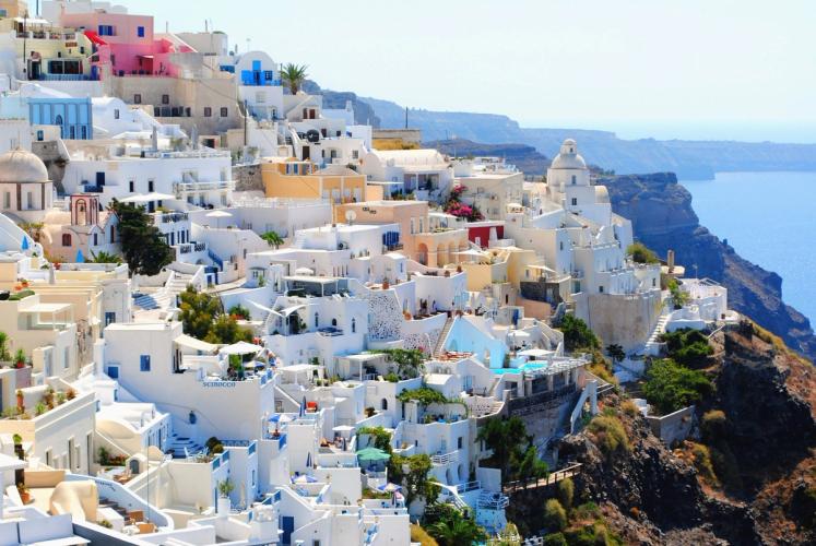 Utsikt over den vakre byen Fira med hvitkalkede hus på Santorini i Hellas
