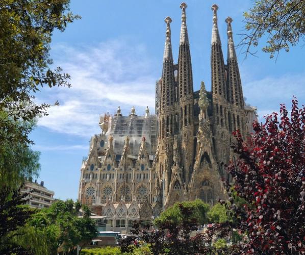 La Sagrada Familia er en vakker bygning man må besøke og oppleve på reisen til Barcelona
