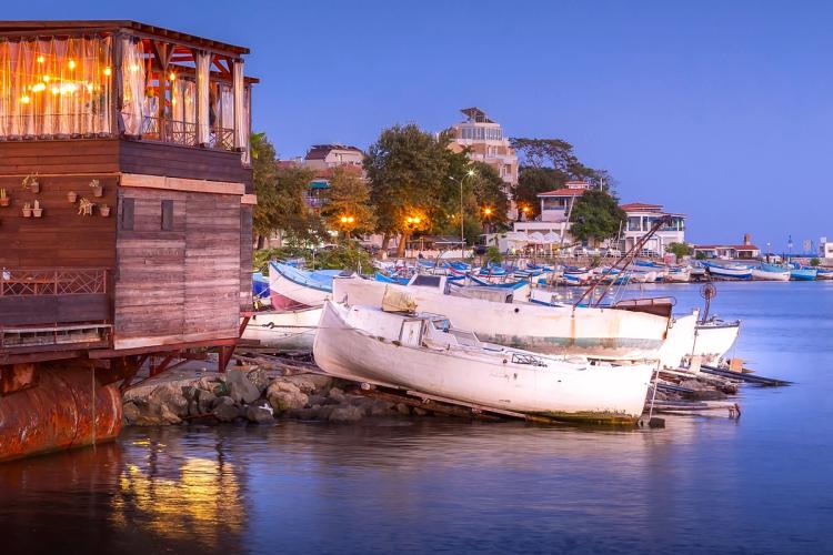 Kveldsstemning i småbåthavnen i Pomorie ved Svartehavskysten i Bulgaria