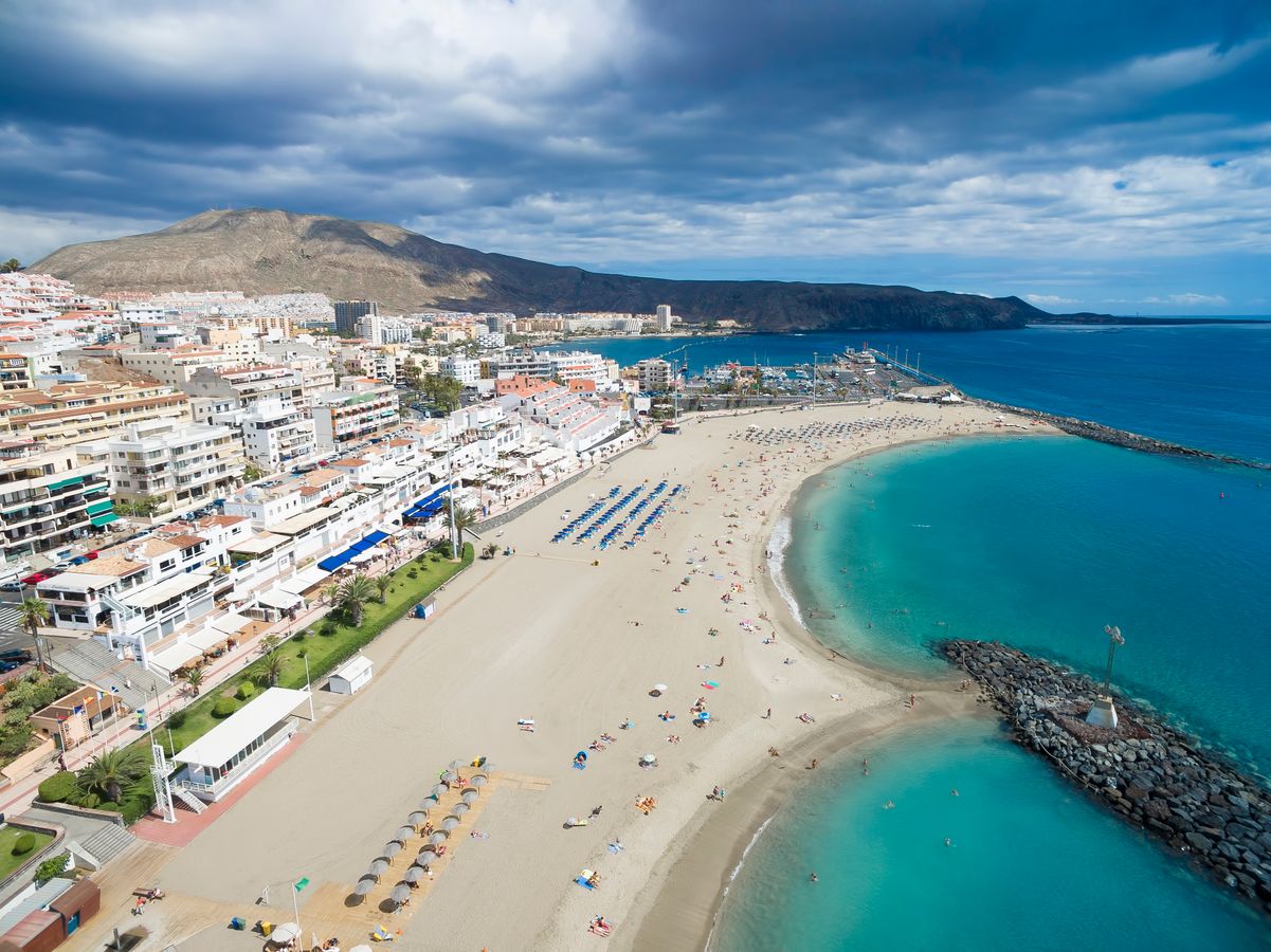 Utsikt over de deilige strendene og Los Cristianos på Tenerife, Kanariøyene