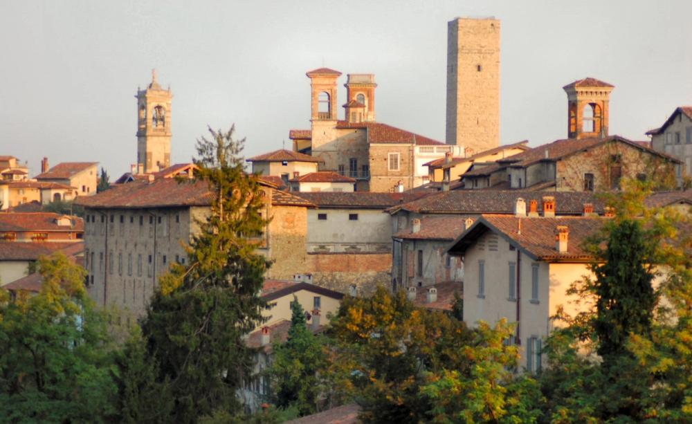 Utsikt til kirketårn og gamle hus i  byen Bergamo i Italia