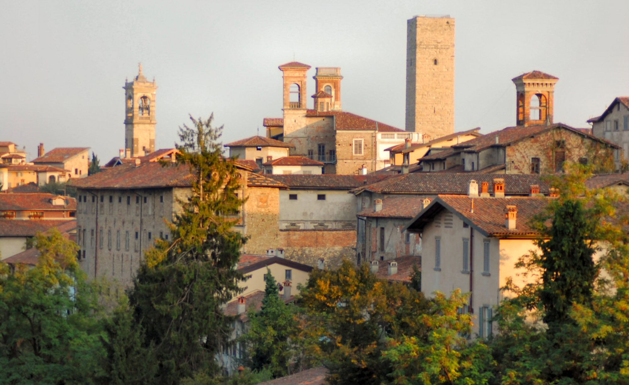 Utsikt til kirketårn og gamle hus i  byen Bergamo i Italia
