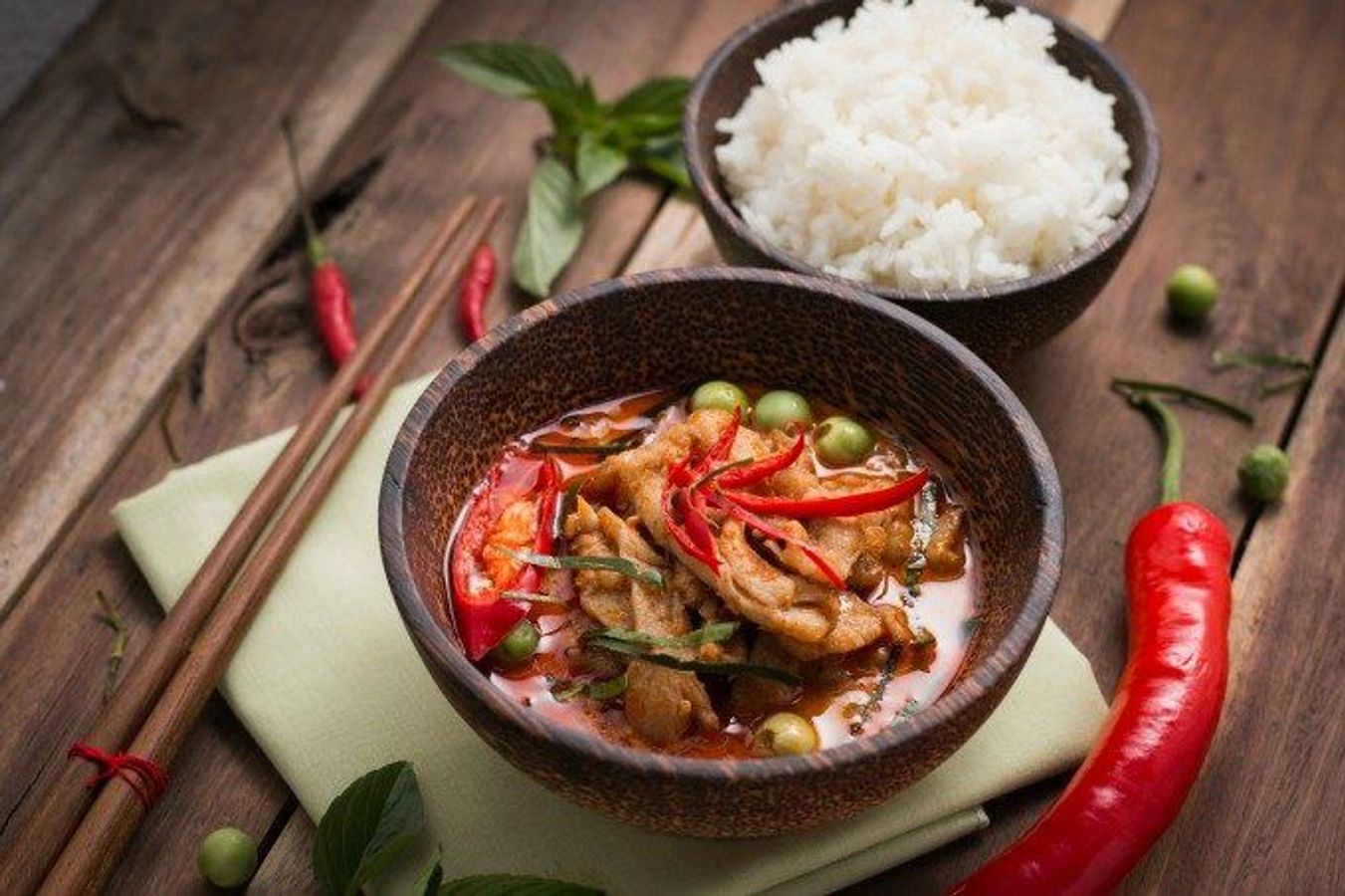 Velsmagende, godt krydret wok med ris serveres overalt på ferien i Thailand.