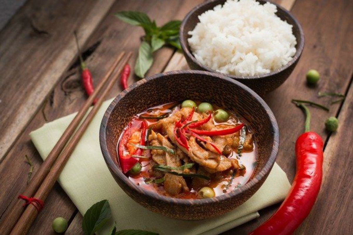Velsmagende, godt krydret wok med ris serveres overalt på ferien i Thailand.