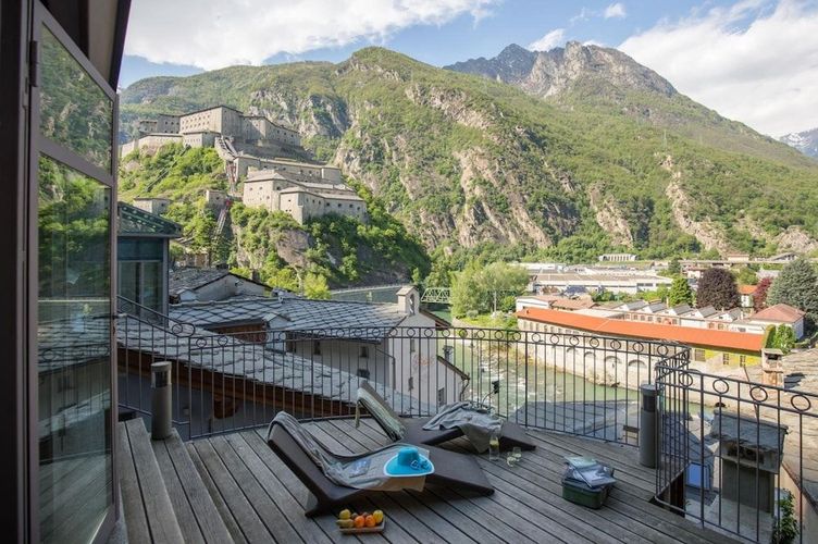 Hotel Ad Gallias har en vakker utsikt over Alpene i Aostadalen nordvest i Italia.