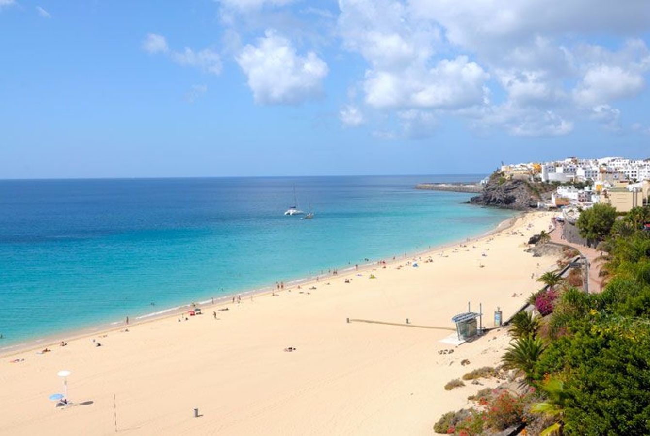 Milevis af langstrakte, hvide strande og azurblåt hav på Fuerteventura