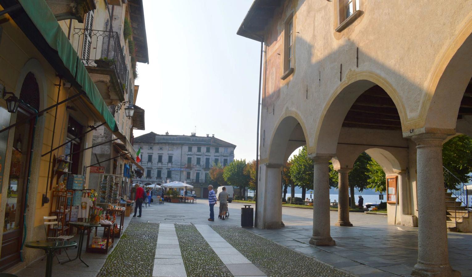 Smalle gader og udsigt over Ortasøen i Orta San Giulio