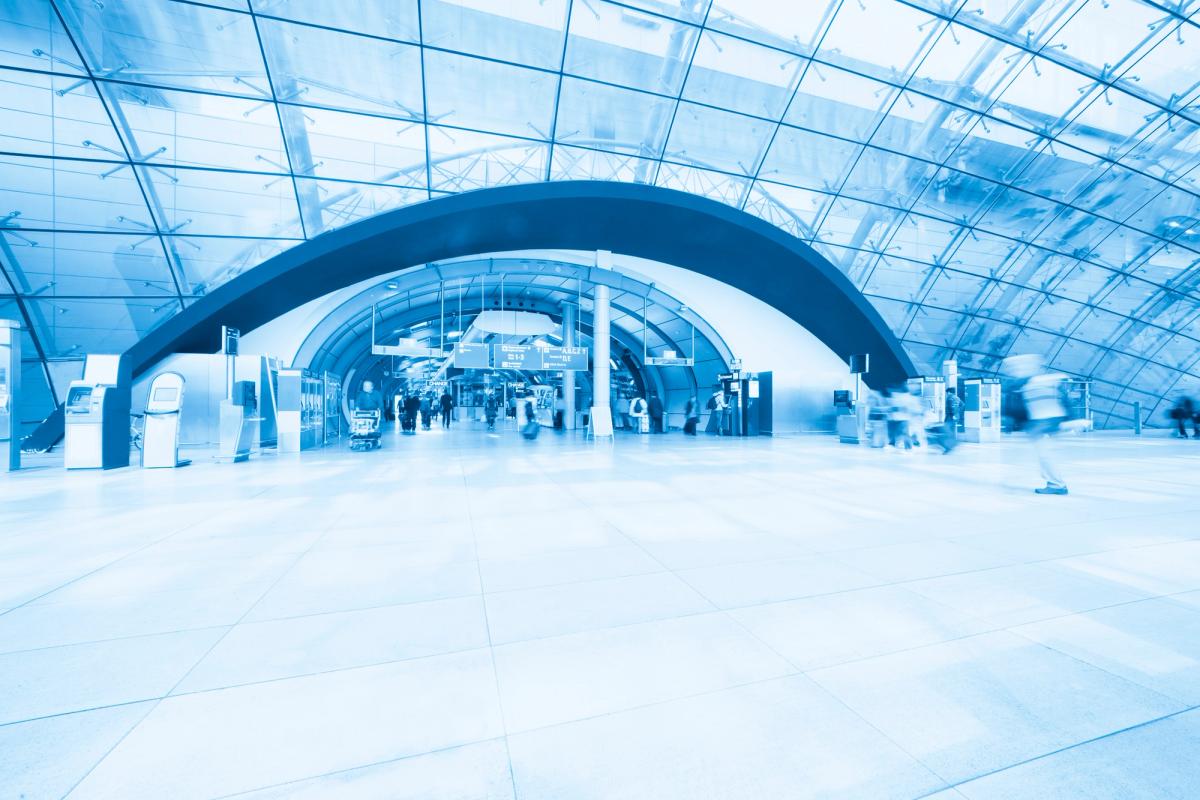 Bilden visar ingången till tågstationen vid Frankfurts internationella flygplats