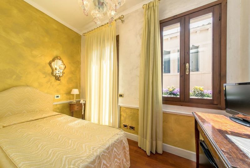 Hotel Pantalon - Image 8