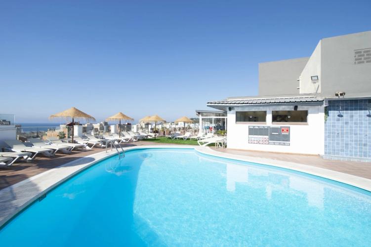 På Hotel Lloret Santa Rosa by Pierre & Vacances i Lloret de Mar kan du svømme i bassenget på takterrassen.
