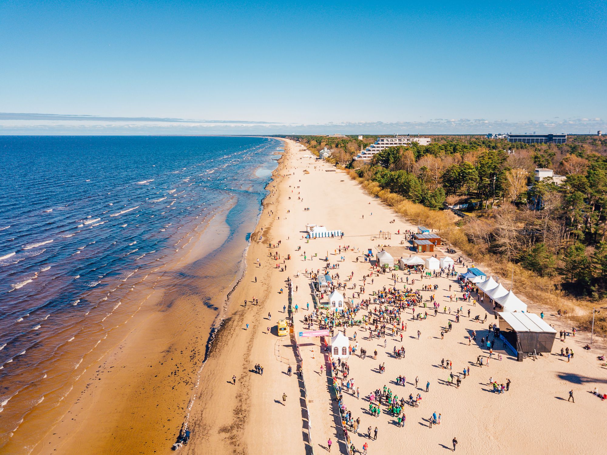 Utsikt over stranda i Jurmala i Latvia
