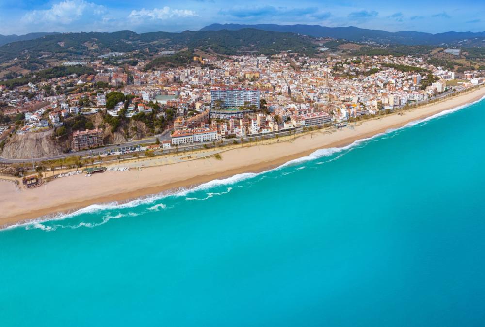 Panoramautsikt over byen og stranden i Calella på Costa Brava i Catalonia, Spania