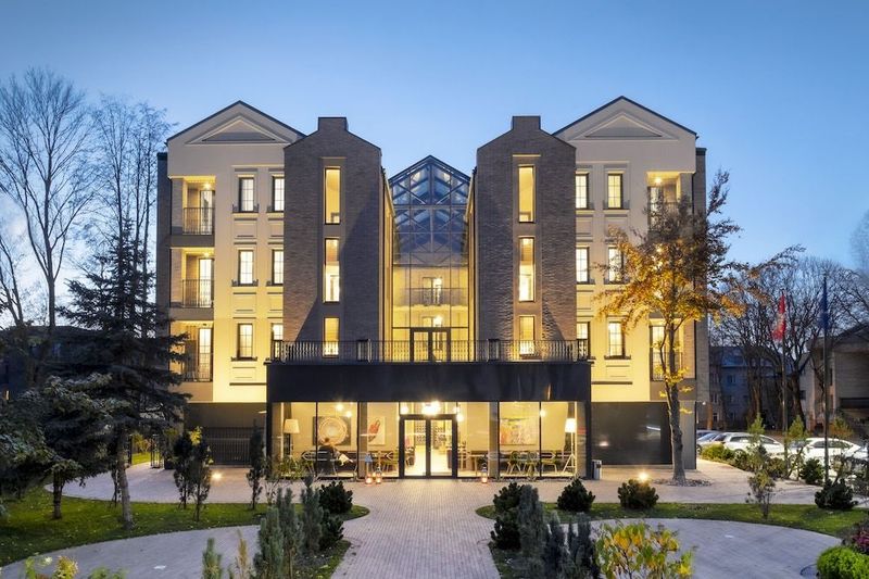 Amsterdam Plaza - Image 1
