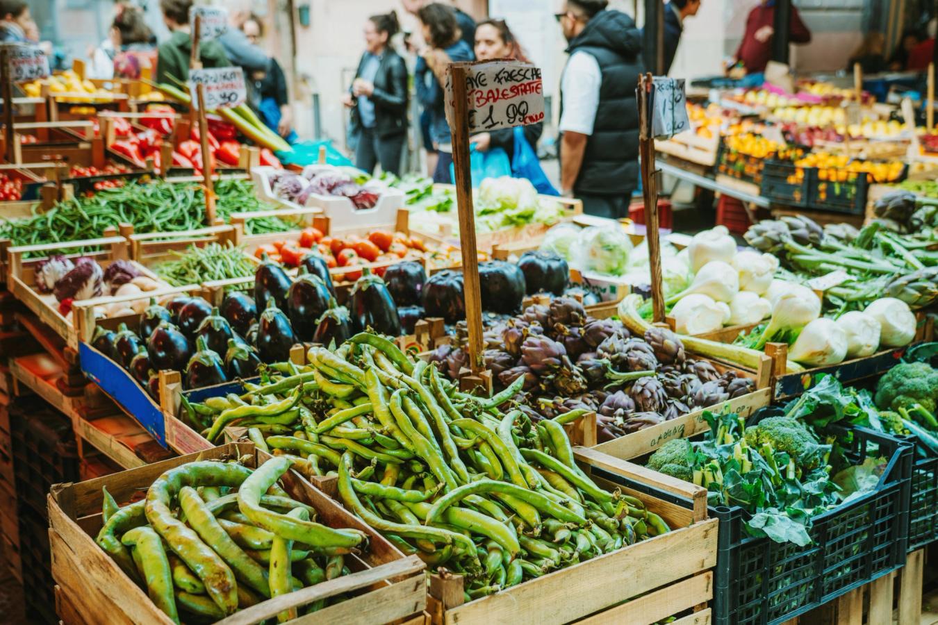 Markedene i Palermo bugner av fersk frukt og grønt