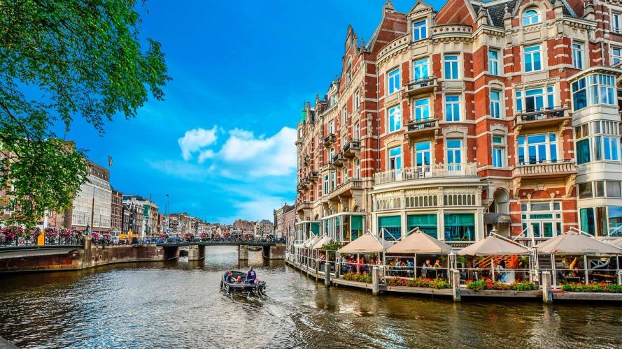 Billedet viser Hôtel de L'Europe, et historisk femstjernet hotel beliggende langs Amstel-kanalen i Amsterdam